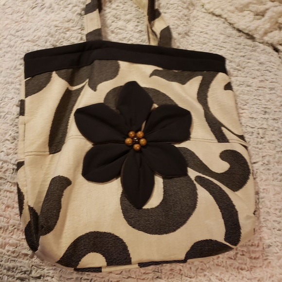 Flower Bag with wooden beads - Picture 2 of 3
